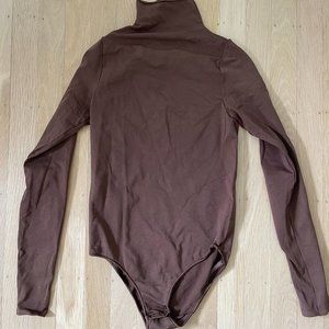 SKIMS LONG SLEEVE MOCK NECK BODYSUIT | SMOKEY QUARTZ (S/M)